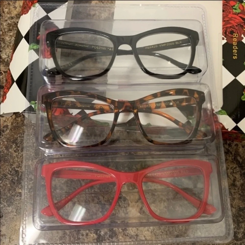 NIB Betsey Johnson Reading Glasses Set